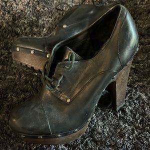 Tall leather Oxford clog heals